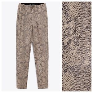 NWT. Zara Snakeskin Print High Rise Leggings. Size L.